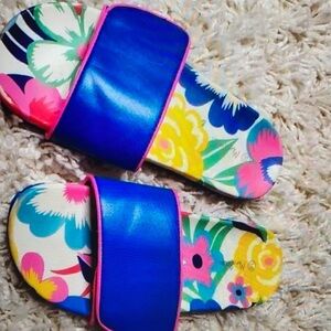 Good condition print pool style shoes
